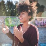 Superstar brasileira fala sobre seu novo álbum, passagem pelo SNL e conexão com Deus