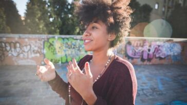 Superstar brasileira fala sobre seu novo álbum, passagem pelo SNL e conexão com Deus