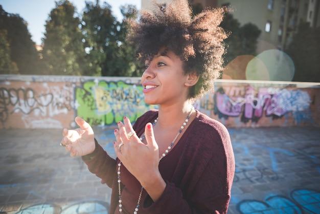 Superstar brasileira fala sobre seu novo álbum, passagem pelo SNL e conexão com Deus