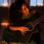 Atriz mergulha na voz e no universo pop para interpretar icônica cantora em drama musical