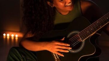 Atriz mergulha na voz e no universo pop para interpretar icônica cantora em drama musical