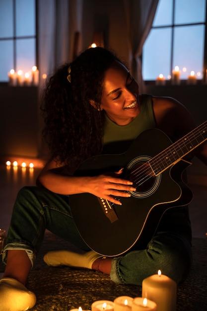 Atriz mergulha na voz e no universo pop para interpretar icônica cantora em drama musical