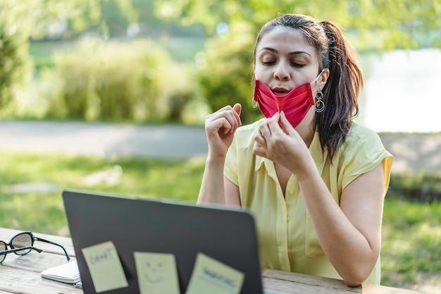 Cantora une funk, samba e bossa nova em parceria que exalta diversidade e união