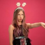 Atriz e cantora brilha como negociadora de reféns em comédia que promete diversão e emoção