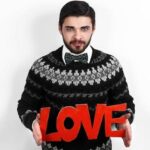 O jovem de 17 anos surpreende fãs ao ser visto ao lado do ícone latino em rara aparição na Argentina