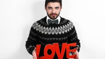 O jovem de 17 anos surpreende fãs ao ser visto ao lado do ícone latino em rara aparição na Argentina