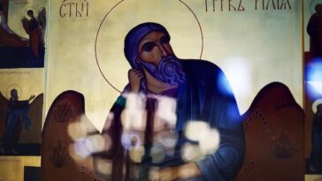 Conheça Mother Mary, a personagem que redefine a representação pop com estilo, voz e poder cênico únicos