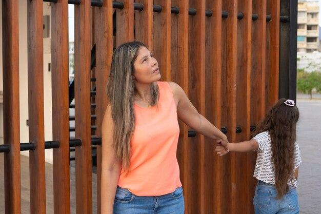 Cantora mostra lar avaliado em R$ 11 milhões e compartilha fé e memórias familiares