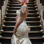 No tapete vermelho, a cantora exibe sua autenticidade e estilo icônico com look ousado e cheio de personalidade