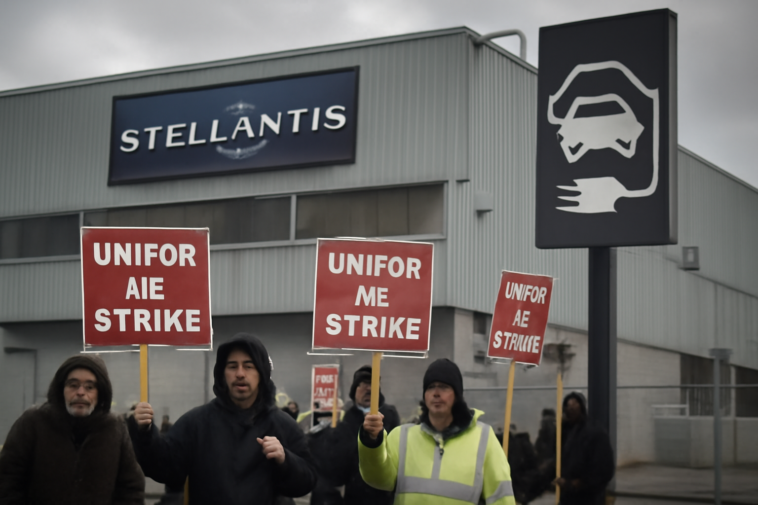 Montadora recua após pressão do governo e de sindicatos sobre fábrica em Ontário. Saiba por que o caso colocou a Stellantis em alta.