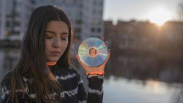 Novo trabalho de Anitta traz espiritualidade, amor e representatividade brasileira em ritmos diversos