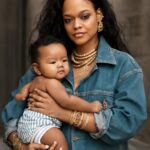 Com sua filha de 6 meses, Rihanna surpreende com fralda Dior sob medida na capa de revista