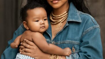 Com sua filha de 6 meses, Rihanna surpreende com fralda Dior sob medida na capa de revista