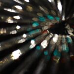 Cantora arrasa com vestido transparente e maquiagem marcante em produção cheia de texturas