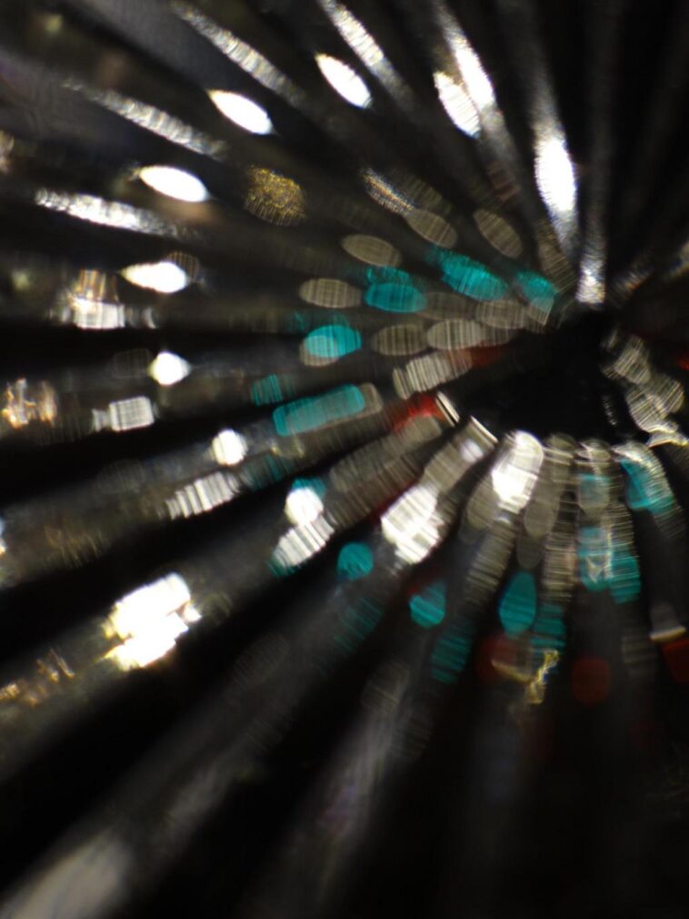 Cantora arrasa com vestido transparente e maquiagem marcante em produção cheia de texturas