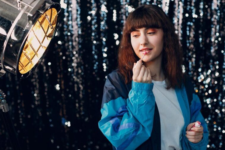 Filme nepalês explora o choque entre tradição e identidade jovem, ecoando debates essenciais para a comunidade LGBTQIA+