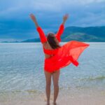 Atriz brilha de maiô vermelho durante passagem pela capital paraibana ao lado do namorado