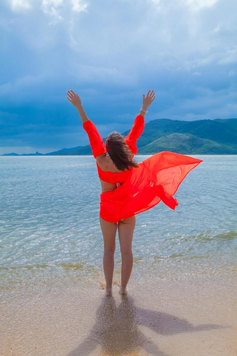 Atriz brilha de maiô vermelho durante passagem pela capital paraibana ao lado do namorado