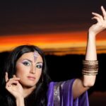 Pop star global se conecta com raízes indianas em aula de dança clássica com influenciadora Nejm