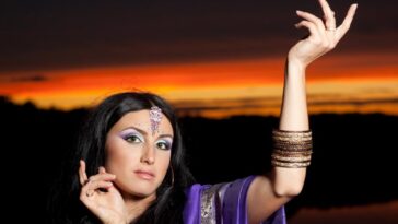 Pop star global se conecta com raízes indianas em aula de dança clássica com influenciadora Nejm