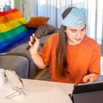 Rainha pop agita The Abbey com performance exclusiva e celebra aniversário do dono do bar