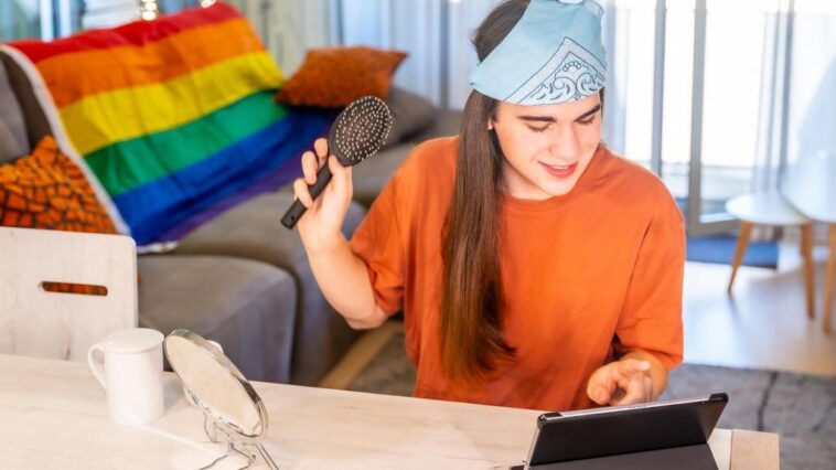 Rainha pop agita The Abbey com performance exclusiva e celebra aniversário do dono do bar