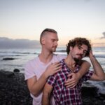 Novo drama estrelado por Pedro Pascal e Danny Ramirez celebra amor inesperado entre homem e professor