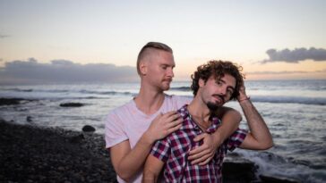 Novo drama estrelado por Pedro Pascal e Danny Ramirez celebra amor inesperado entre homem e professor