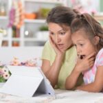 A atriz revela como suas filhas se envolvem em sua vida de namoro e sua busca por relacionamentos autênticos