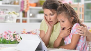 A atriz revela como suas filhas se envolvem em sua vida de namoro e sua busca por relacionamentos autênticos