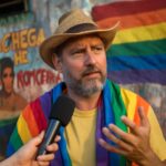 Influenciador expõe preconceitos e destaca violência contra LGBTQIA+ em pronunciamento sincero