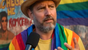 Influenciador expõe preconceitos e destaca violência contra LGBTQIA+ em pronunciamento sincero