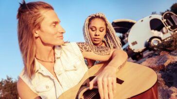 ‘Bring Your Love’ estreia após apresentação icônica no Coachella, celebrando a dança e a liberdade