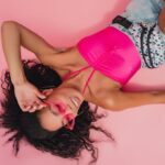 Ícone da moda celebra diversidade e empoderamento corporal em novo ensaio da sua marca