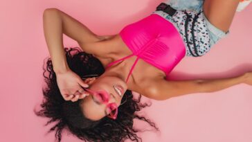 Ícone da moda celebra diversidade e empoderamento corporal em novo ensaio da sua marca