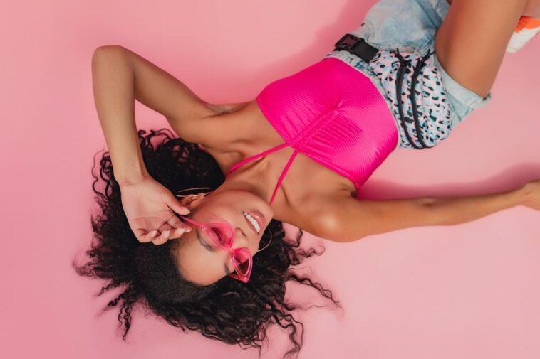 Ícone da moda celebra diversidade e empoderamento corporal em novo ensaio da sua marca