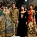 Estrelas brilham no tapete vermelho do Met Gala em Nova York com visuais que unem moda e arte em homenagem à diversidade