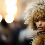 Cantora e ícone fashion arrasa em Nova York com look que une história da arte e modernidade