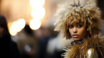 Cantora e ícone fashion arrasa em Nova York com look que une história da arte e modernidade