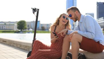 Atriz de Euphoria revela cliques íntimos e celebra seu romance com o produtor musical