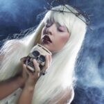 Artista entrega uma performance intimista e dramática para encerrar a era ‘MAYHEM’ com emoção e estilo