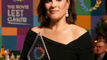 Atriz recebe prêmio Vanguard por sua defesa da comunidade LGBTQ+ e apoio à família queer