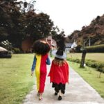 Cantora e atriz são flagradas em clima íntimo e celebram conexão afetiva em festas e cinema