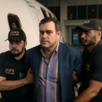 Vídeos mostram agressões verbais e insultos discriminatórios durante voo internacional, gerando investigação criminal