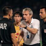 Após derrota polêmica, treinador levanta dúvidas sobre imparcialidade do VAR e defende seus jogadores