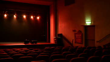 Humorista suspendeu apresentações no Teatro Humboldt após queda de técnica e feridos na plateia em São Paulo; entenda o caso.