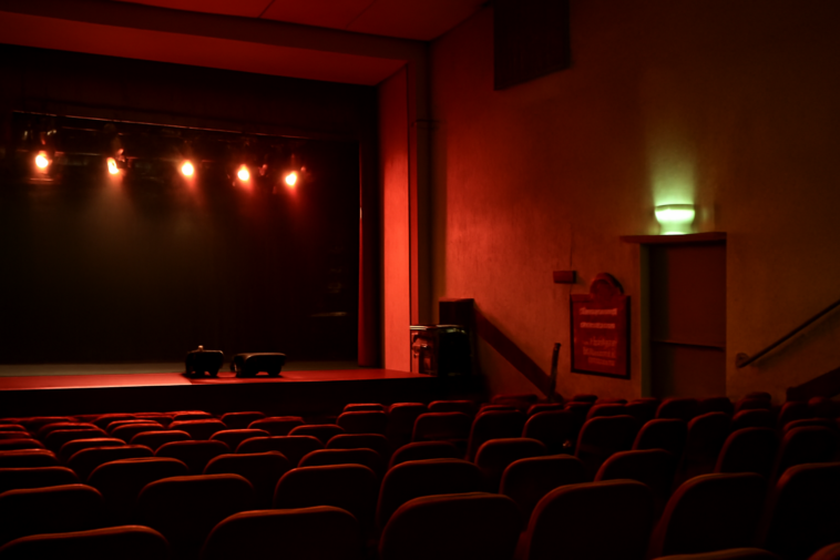Humorista suspendeu apresentações no Teatro Humboldt após queda de técnica e feridos na plateia em São Paulo; entenda o caso.