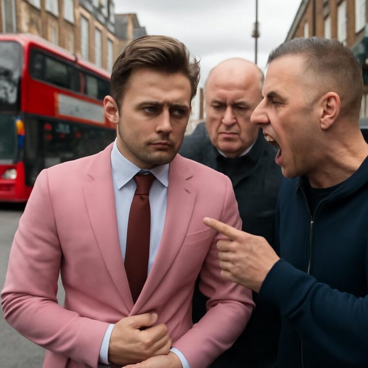 Influenciador sofre abuso homofóbico em Londres por usar terno rosa 1 Ankush Bahuguna enfrenta ataques nas ruas de Londres por expressar sua identidade com estilo vibrante