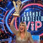 Neta do ditador fascista conquista reality show e se aproxima do público LGBTQIA+ com novas posturas