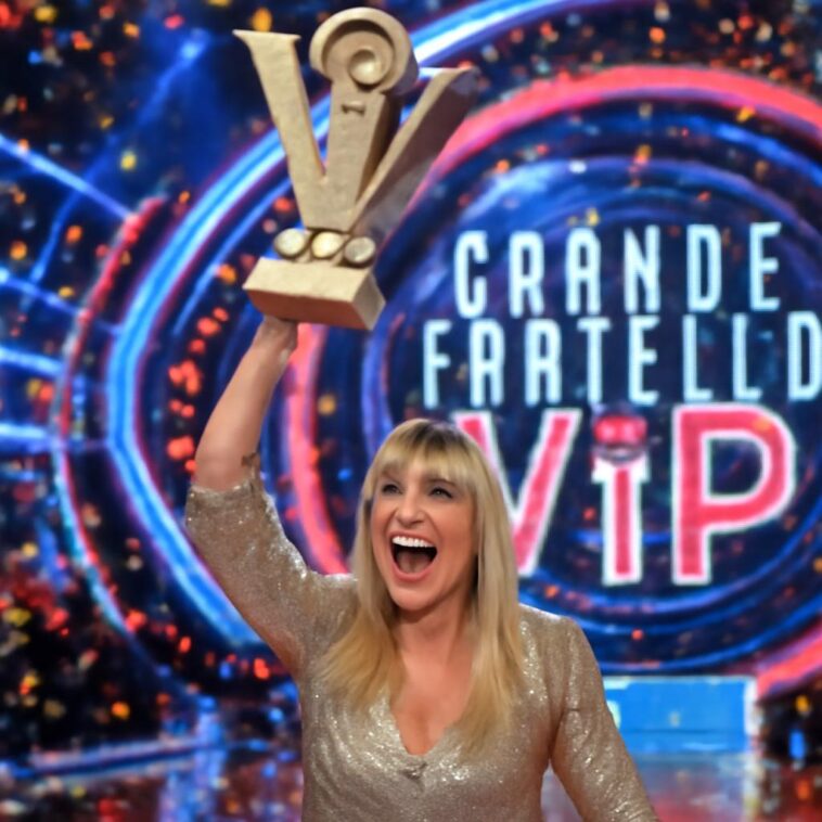 Neta do ditador fascista conquista reality show e se aproxima do público LGBTQIA+ com novas posturas
